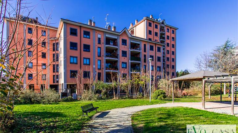 Due locali con box  piano alto zona stazione Nord