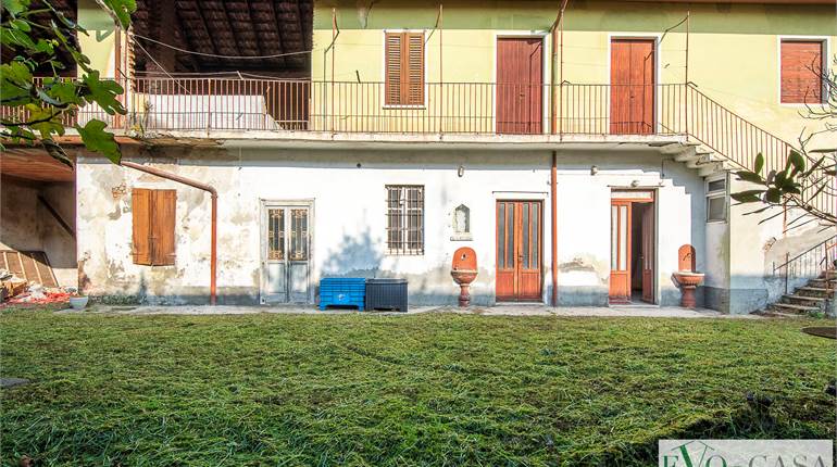 Casa indipendente da ristrutturare con giardino