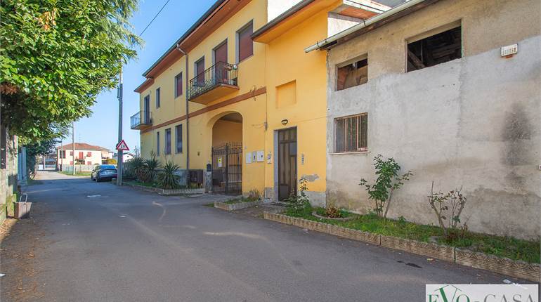 Trilocale in corte con deposito e solaio