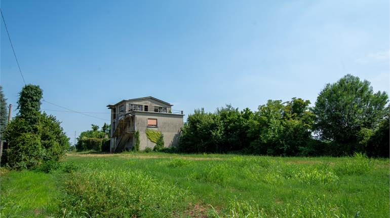 Terreno edificabile con capannone