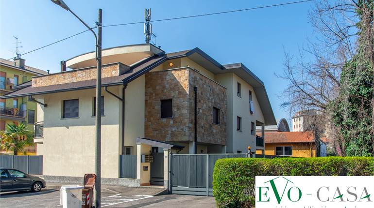 Bilocale con box e ampia area esterna