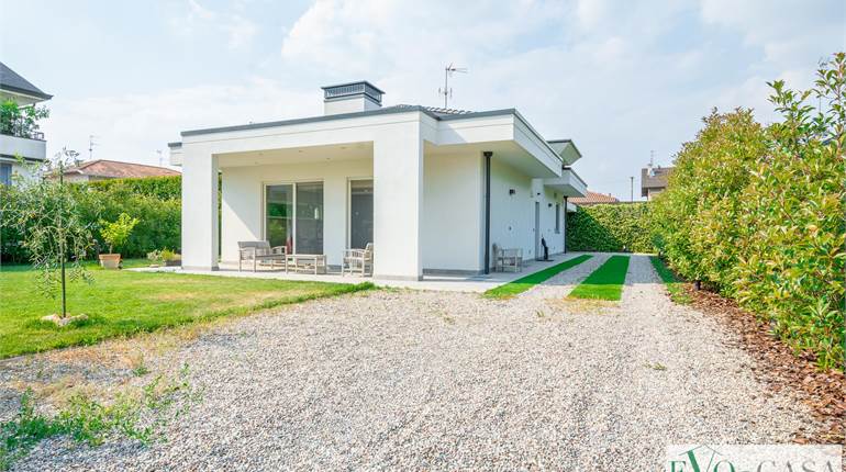Villa for sale in Magnago