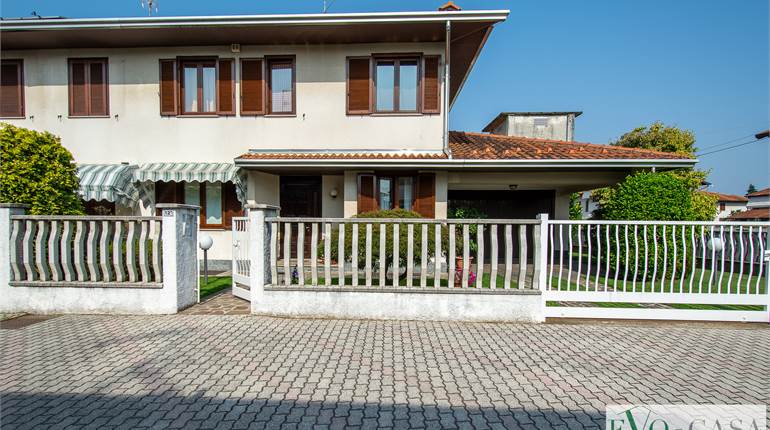 Farmhouse for sale in Magnago