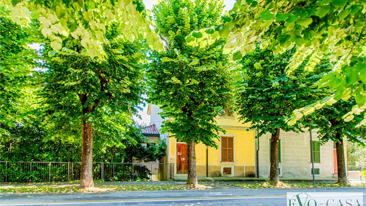 Porzione di casa con grande giardino