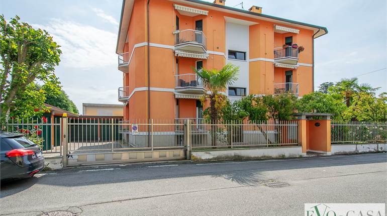 Appartamento trilocale ristrutturato con box 