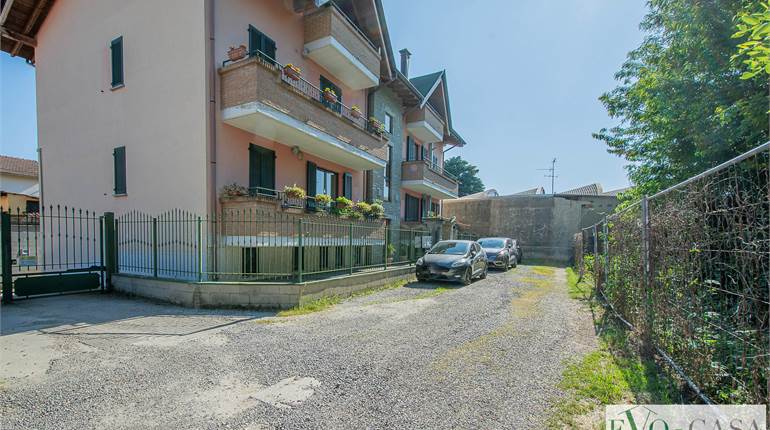 Trilocale con giardino privato e box doppio