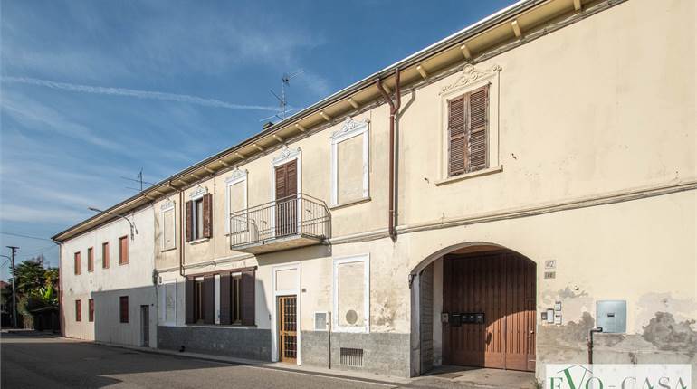 Casa di corte con cortile, box e cantina