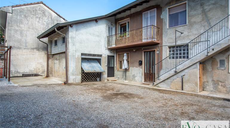 Porzione di corte con giardino privato