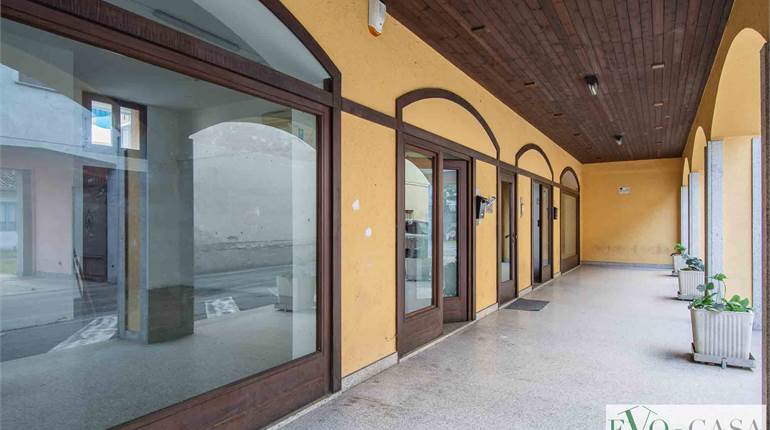 Negozio con due vetrine