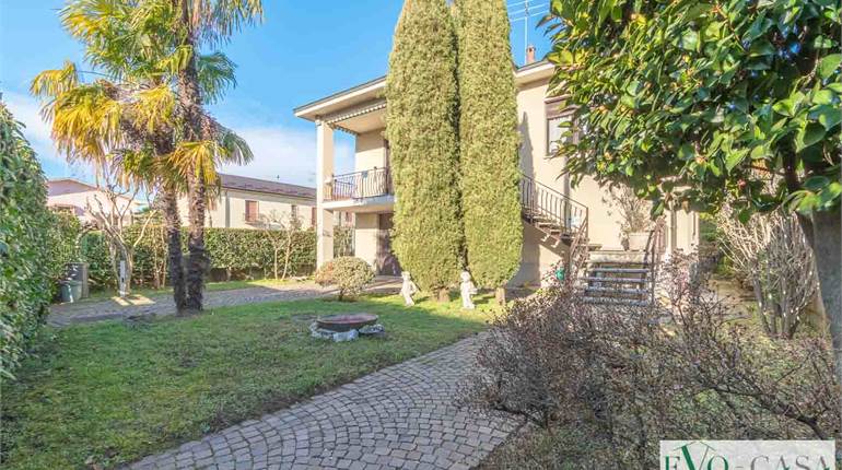 Casa indipendente con giardino e box doppio