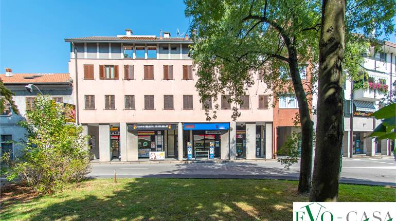 Due locali con box in centro